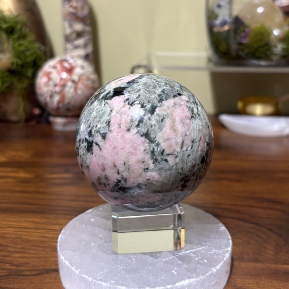Peruvian Rhodonite sphere - Picture 5 of 6